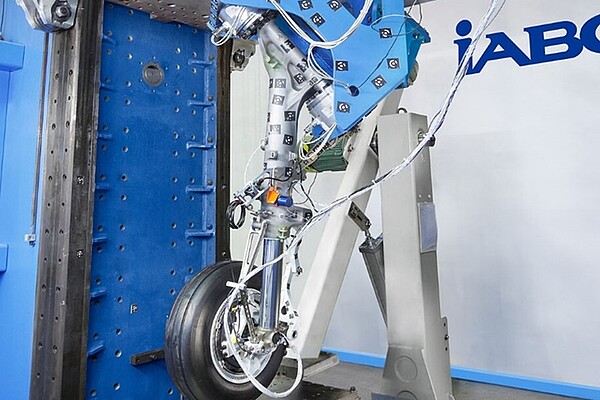 Chassis test stand for simulating landing impact, sliding, braking and tire tests with rolling speeds of up to 400 km/h