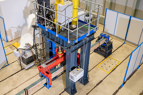 innovativer Prüfstand für Teilprüfkörper zur Validierung von Rotorblatt-Materialien im Energiesektor