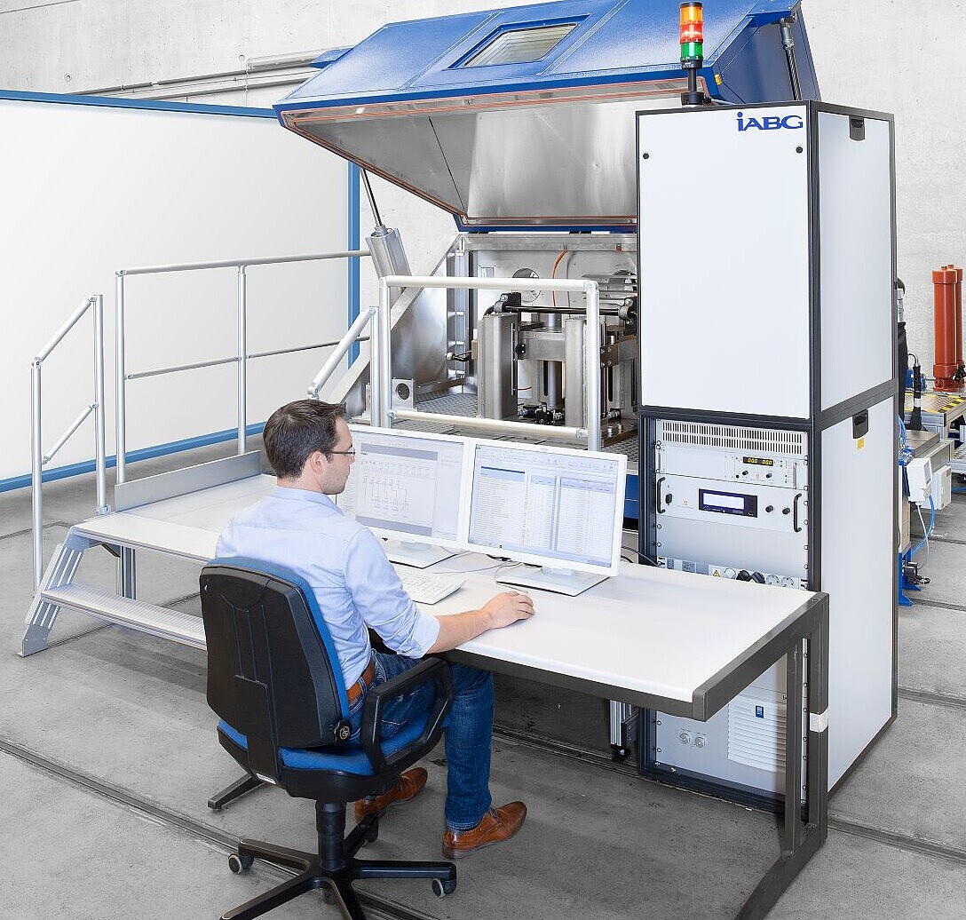 Funktionsprüfstand für aktive Wankstabilisatoren der IABG Test Systems