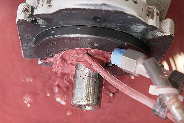 Testing system for precise and automated dosing of sludge-containing or contaminated liquids such as drilling mud