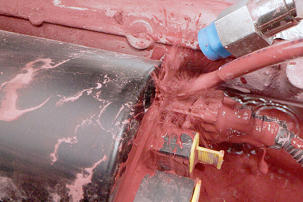 Test system for precise, reproducible exposure to sludge-containing media to simulate realistic conditions